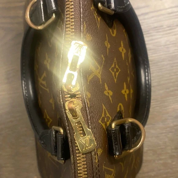 Louis Vuitton Monogram Alma PM (VI0946)        12.6 X 9.8 X 6.3 inch deep - Picture 15 of 15